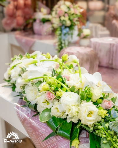 Bouquet de mariée aux tons blancs et roses présenté par la fleuristerie Tournesols au salon du mariage de Charleroi 2026.